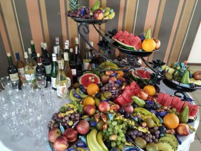 Stół z owocami i alkoholem